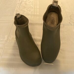 UGG Chevonne pull on boots in olive green size 8  Good condition